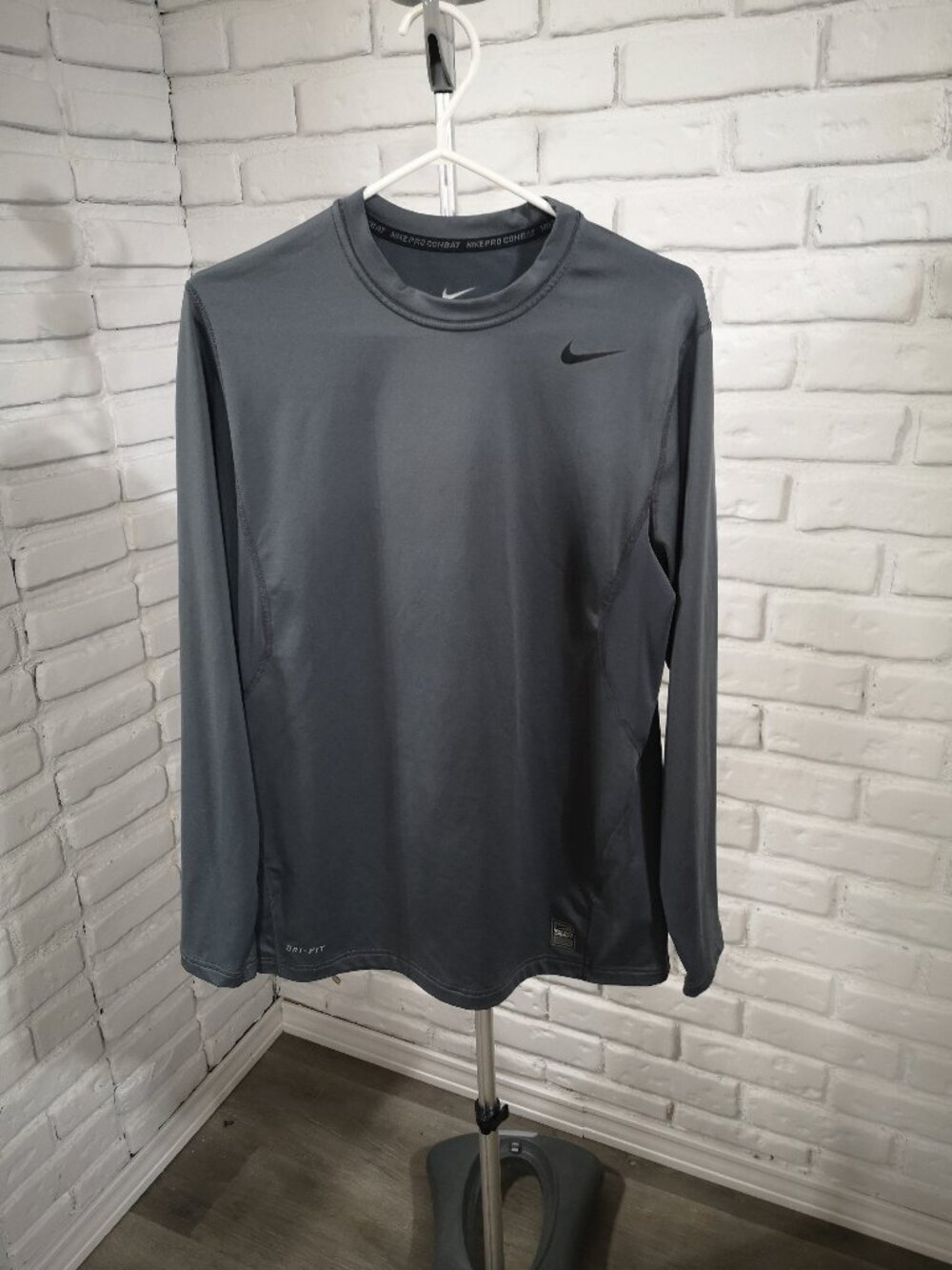 Nike Pro Combat Men's Size Large Grey Dri-Fit Grey Fitted Long Sleeves Polo